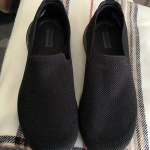 SKETCHERS AIR COOLED YOGA MAT  SIZE 9 shoes LIKE NEW!